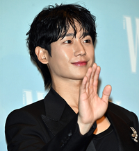 정해인, 현충일 맞아 전쟁기념관 방문…“자유는 거저 주어지는 것이 아니다”