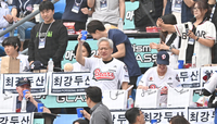 [포토] 젠슨 황 ‘다 같이 건배해요’