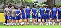 [포토]첫 훈련에 앞서 선수들에게 이야기하는 홍명보 감독