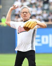 [포토] 시구하는 젠슨 황 엔비디아 CEO