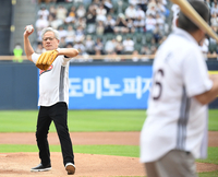 [포토] 젠슨 황 ‘연습만큼 안되네’