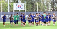 [포토]태극기 아래를 달리는 축구대표팀