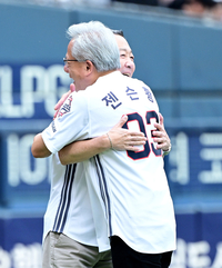 [포토] 젠슨 황, 시구 후 박정원 회장과 포옹