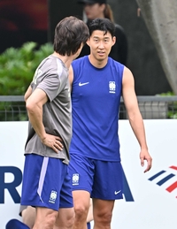 [포토]이야기 나누는 손흥민과 홍명보 감독