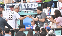 [포토] 팬들과 인사하는 젠슨 황