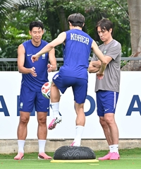 [포토]손흥민과 이재성 지켜보는 홍명보 감독