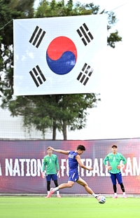 [포토]손흥민, 대형 태극기 아래 강력한 슛
