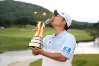 28m 칩샷 넣고 두 손 번쩍! ‘약관’ 문동현 역대 최연소 KPGA 선수권자 등극[SS 스타]