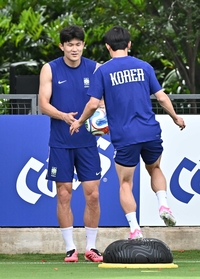 [포토]공 던져주는 김민재