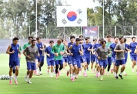 [포토]태극기 아래 힘차게 달리는 축구대표팀