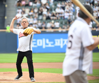 [포토] 시구하는 젠슨 황 ‘진지한 표정으로’