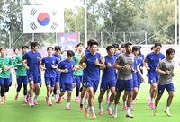 [포토]태극기 아래 훈련하는 축구대표팀