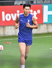 [포토]러닝으로 몸 푸는 손흥민