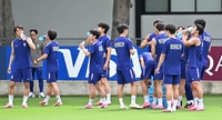 [포토]더위에 수분 보충하는 축구대표팀
