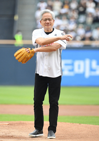 [포토] 젠슨 황 ‘몸부터 풀고’