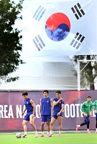 [포토]태극기 아래 슛 훈련하는 손흥민-조규성-오현규