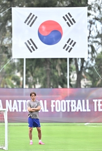[포토]대형 태극기 아래 선 홍명보 감독