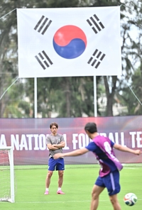 [포토]홍명보 감독 뒤로 내걸린 대형 태극기