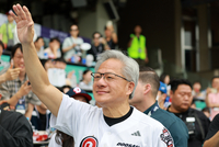 [포토] 관중에 손 흔드는 젠슨 황