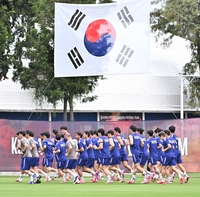 [포토]태극기 아래 달리는 축구대표팀