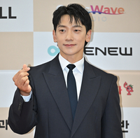 [포토] 정지훈 ‘인기상 받아요’