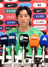 [포토]취재진의 질문에 답하는 김승규
