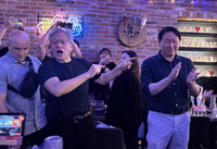 젠슨 황, BBQ 섭섭함 달랬다…홍대·잠실구장서 드러낸 ‘K치맥’ 사랑
