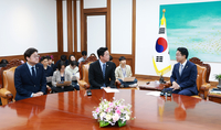 조정식 국회의장, 강훈식 비서실장·홍익표 정무수석 접견