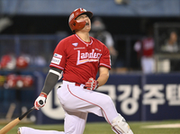 [포토] 삼진 김재환 ‘유인구에 당했어’