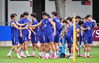[포토]수분 보충하는 축구 대표팀