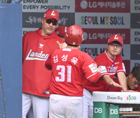 [포토] 이숭용 감독 ‘잘 했어’