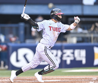 [포토] 신민재, 2회 경기 뒤집는 역전타