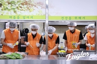 보이지 않는 곳에서도 따뜻하네! 한화, 지역 취약계층 위한 반찬 나눔·후원금 전달