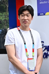 [포토]취재진의 질문에 답하는 박지성 해설위원
