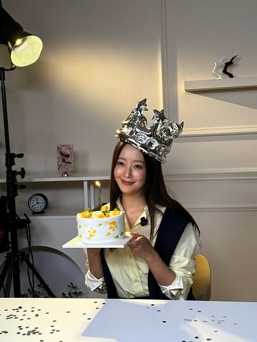 김희선 49세 생일 파티…왕관 쓰고 독보적 동안 미모