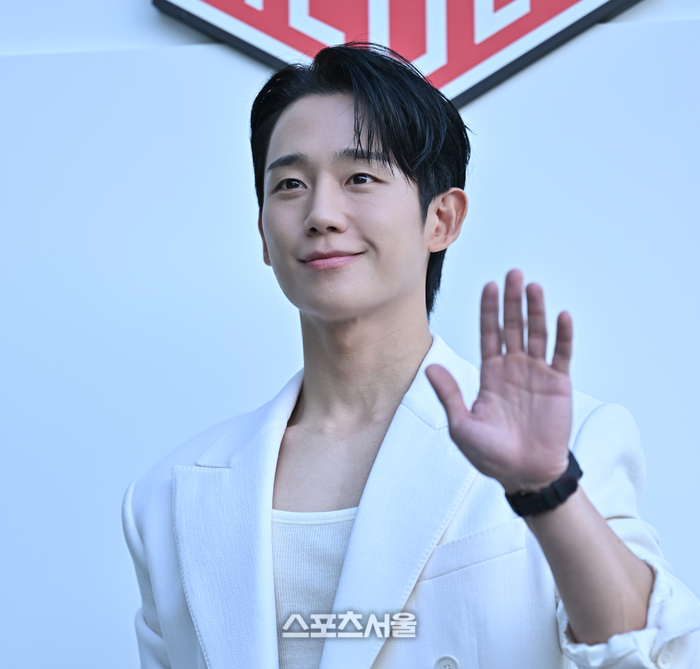 [포토] 정해인 ‘미소 가득한 손인사’