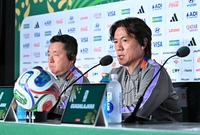 [포토]취재진 질문에 답하는 홍명보 감독
