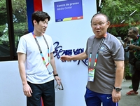 [포토]박항서 단장과 인사 나누는 박지성