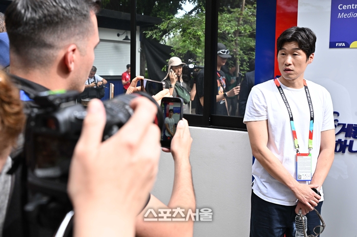 [포토]해외 매체와 인터뷰하는 박지성 해설위원