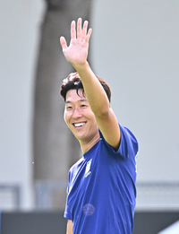 [포토]손흥민, 반갑게 옛 동료들을 향해