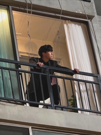 김혜수, 이번엔 불꽃 이모티콘 7개로 ‘참교육’ 김무열 응원