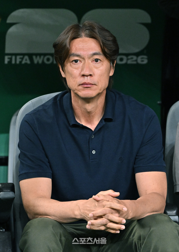 [포토]체코전 치르는 홍명보 감독