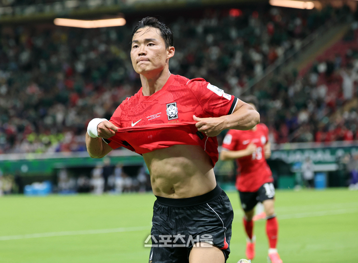 [포토]역전골 뒤풀이하는 오현규