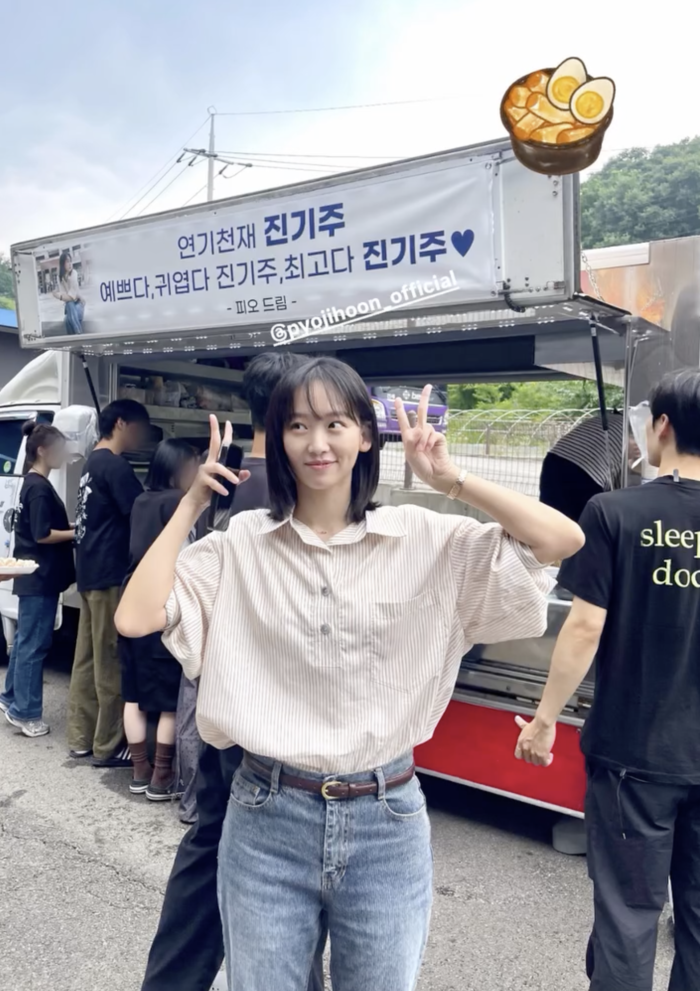 ‘참교육’으로 맺은 우정… 진기주, 표지훈 간식차 선물에 미소 활짝!