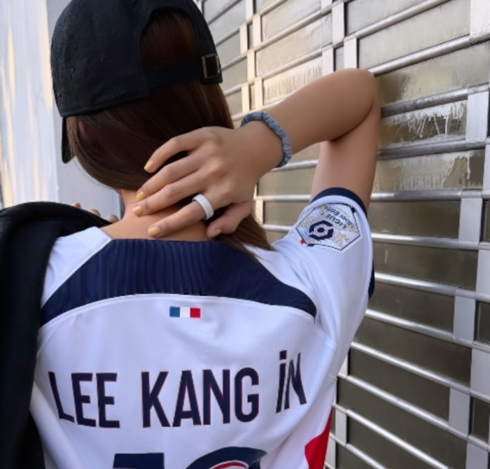 PSG 유니폼 입은 리사…이강인 “월드클래스 서포트” 화답