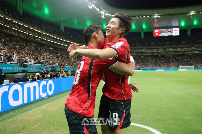 [포토]이강인과 역전골의 기쁨을 나누는 오현규