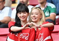 [포토]한국-체코전 방문한 카리나-윈터, 승리 기원 하트