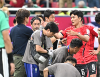 [포토]동점골 하이파이브 나누는 황인범과 홍명보 감독
