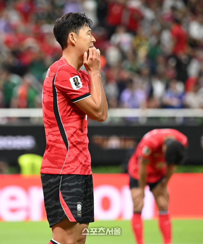 어두운 표정으로 벤치 향한 손흥민, 홍명보는 감쌌다 “득점 감각 좋다, 앞으로도 걱정 안 해” [체코전 현장]