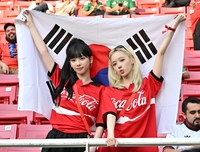 월드컵 간 ‘카리나·윈터’에 日 열광…‘가방 속 안약까지 화제’